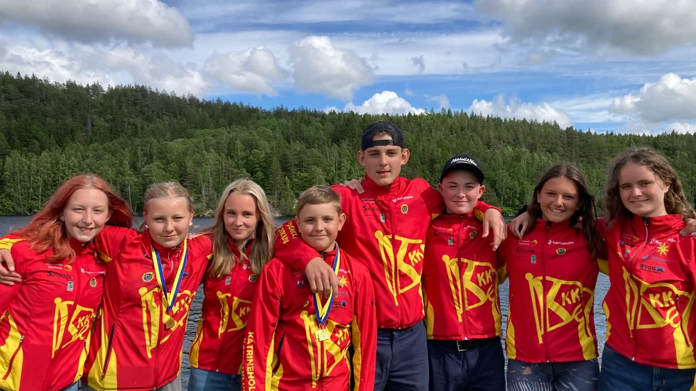 Åtta KKK-ungdomar som är laddade inför USM och plus 13 i Nyköping till helgen. Från vänster: Elvira Henriksson, Klara Henriksson, Amelia Lundborg, Viktor Tinins, Dmitrij Tinins, Noah Ekeståhl, Linnea Sandnell och Selma Adem.