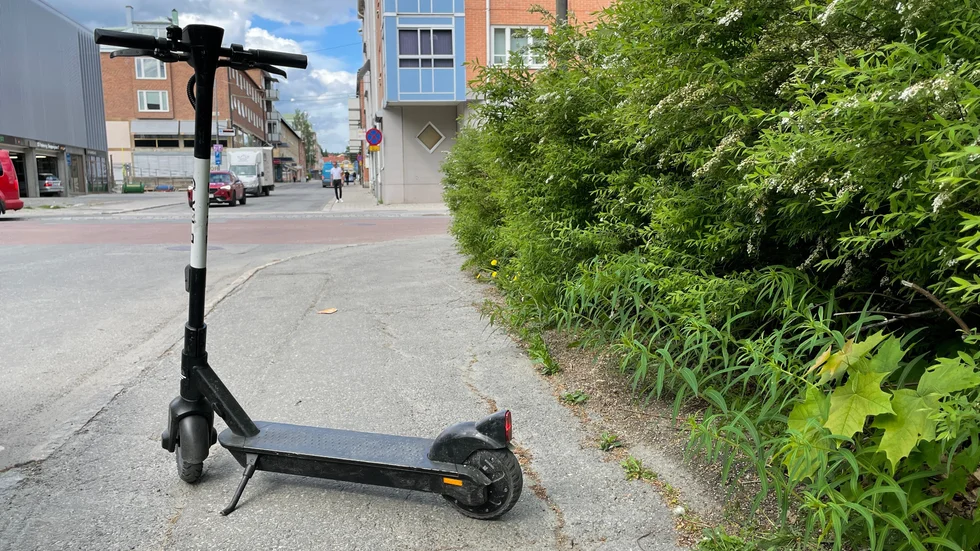 Två elsparkcyklar försvann från sina låsta lägen, under tisdagen. 