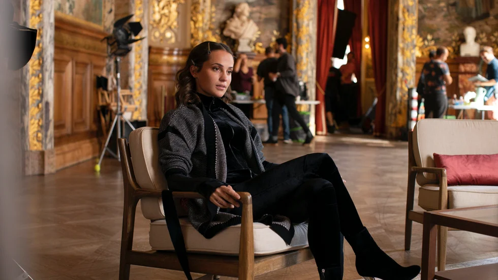 Alicia Vikander spelar en amerikansk skådespelare, Mira, som kommer till Paris för att spela in en stumfilm. Pressbild.