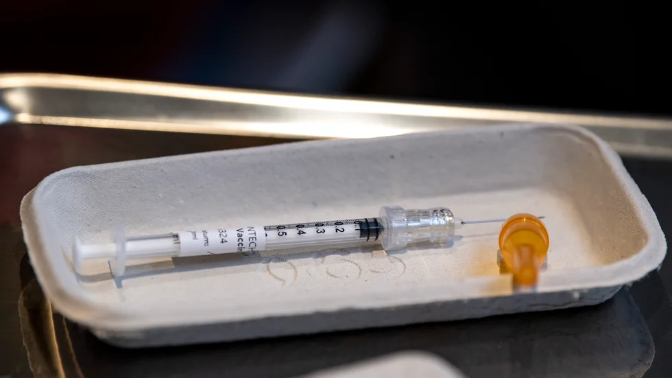 Folkhälsomyndigheten ska ta fram en nationell plan för vaccination mot apkoppor. På bilden syns en vaccinspruta mot covid-19. Arkivbild.