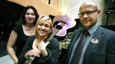 Annika Fehling gör nystart med sitt Living room tillsammans med Kickan Holmberg till vänster och Ulf Klasson, restaurangchef på Clarion Hotell Wisby.
