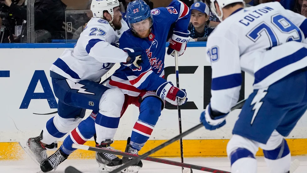 Adam Fox i närkamp med Ryan McDonagh.