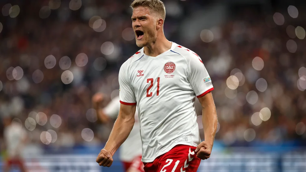 Andreas Cornelius gjorde två mål när Danmark vände och vann mot Frankrike.