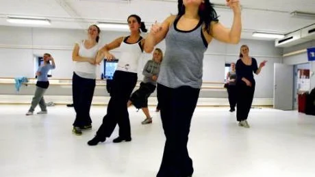 Egen stil. Efter att Hanna Herbertson lämnade Visby i tonåren har hon utvecklat sin egen dansstil och bosatt sig i New York. Nu undervisar hon ibland i dancehall fusion och ragga, bland annat, och delade nyligen med sig av kunskaperna på folkuniversitetets dansutbildning. FOTO: HENRIK RADHE