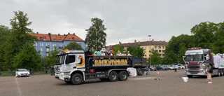 Efter floppen med studentflaket – nu får eleverna pengarna tillbaka • Stoppade flaket fick köras i Stockholm