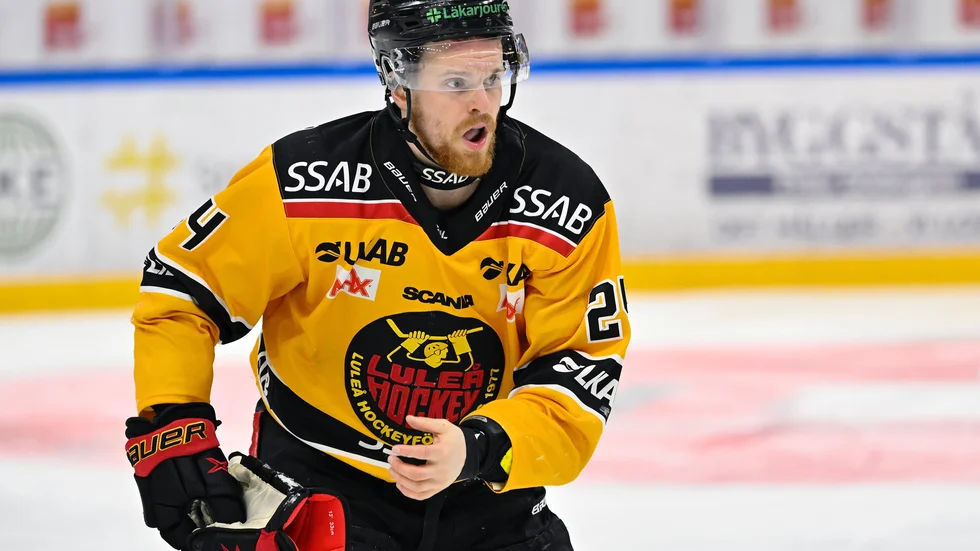 220502 Luleås Brendan Shinnimin har ont under final två i SHL mellan Färjestad och Luleå den 2 maj 2022 i Karlstad. 
Foto: Fredrik Karlsson / BILDBYRÅN / COP 185 / FK0139