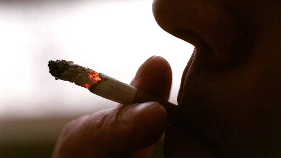 Mannen uppgav att han rökte ungefär fem cigaretter om dagen i lägenheten.