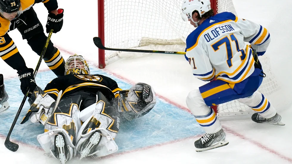 Victor Olofsson var en av många som misslyckades med att överlista tidigare lagkamraten Linus Ullmark i Buffalomålet.