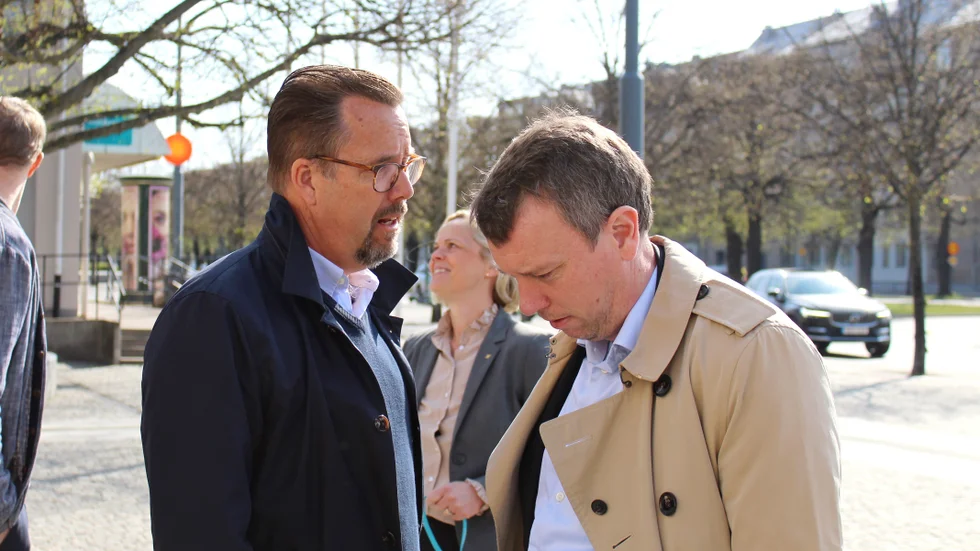 "VI har haft ett gott samarbete och hårda förhandlingar", säger kommunstyrelsens ordförande Olle Vikmång (S) om det medfinansieringsvtal som förhandlats fram med Trafikverkets planeringschef nya stambanor Fredrik Broqvist (t v).