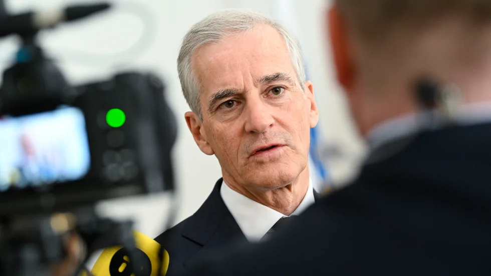 Norges statsminister Jonas Gahr Støre (S) intervjuas i samband med det indisk-nordiska toppmötet på Christiansborg i Köpenhamn.