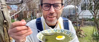 Tipset: ”Därför ska du äta upp ditt ogräs” • Henrik lagar nässelsoppa och sallad på sitt ogräs