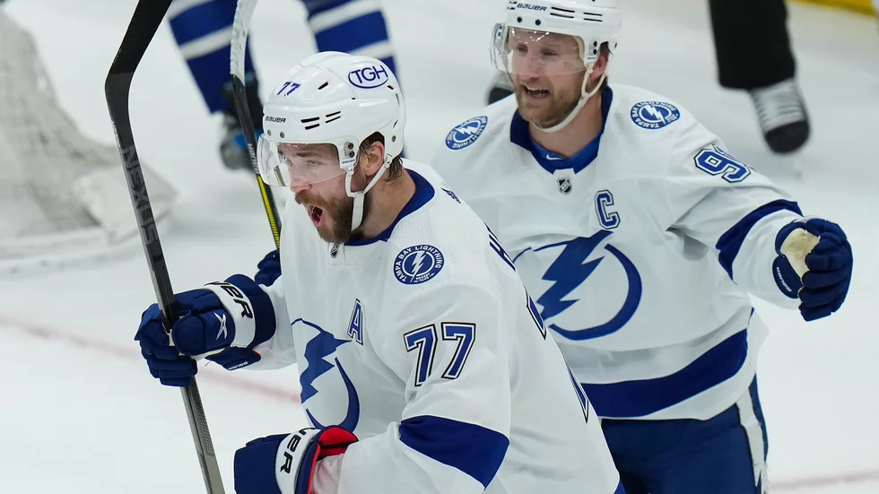 Tampa Bays Victor Hedman (77) firar sitt mål mot Toronto med Steven Stamkos (91).
