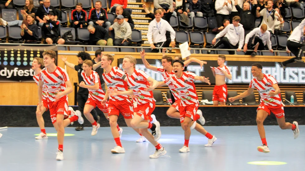 Pixbos herrjuniorer jublar över SM-guldet i IFU Arena. De besegrade Rig Umeå i finalen efter straffläggning.