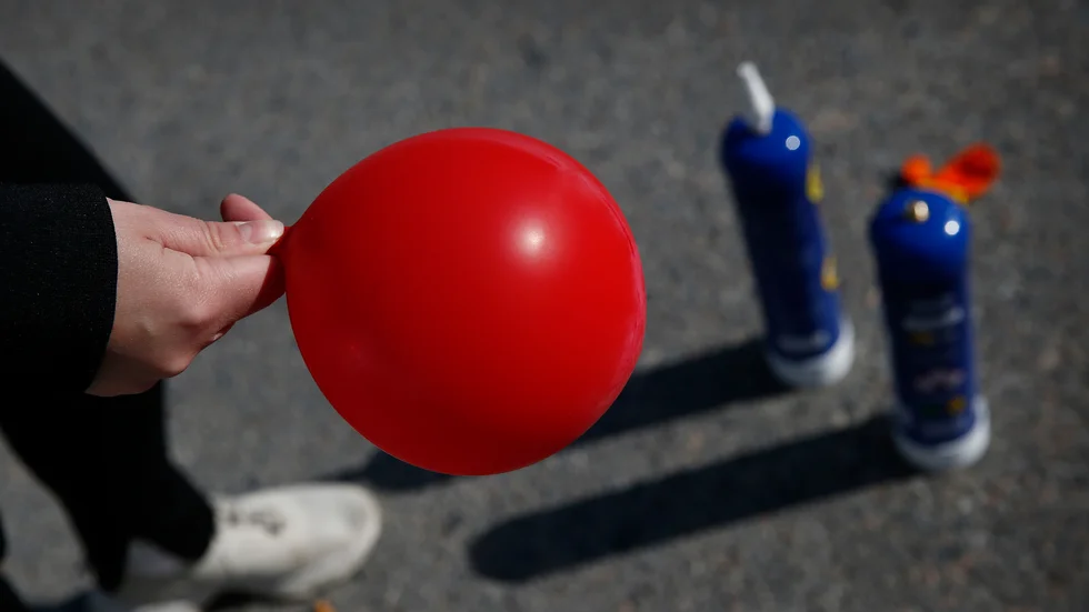 Bilföraren ska ha använt en ballong för att få i sig lustgasen, enligt polisen. 