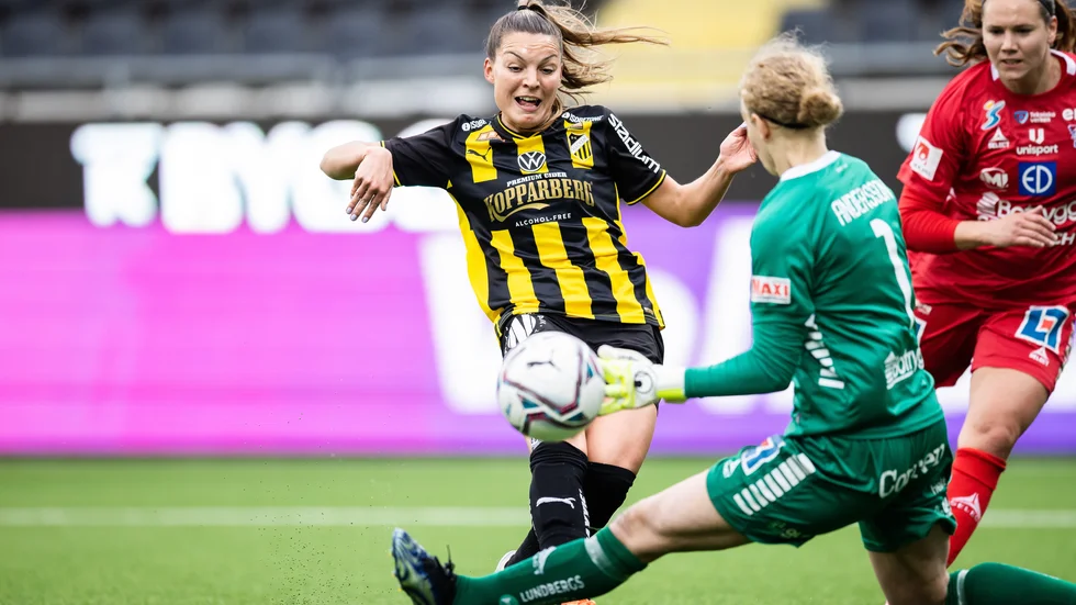 Häckens Johanna Rytting Kaneryd gör mål.