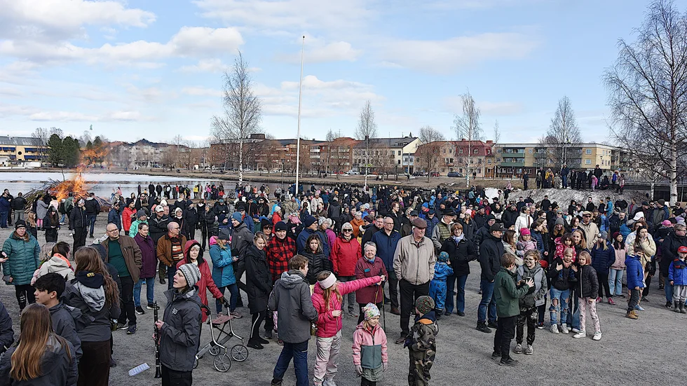 Efter två års uppehåll på grund av pandemin var många sugna på att träffas igen. Många bodensare mötte upp på Kvarnängen för att hälsa våren välkommen. 