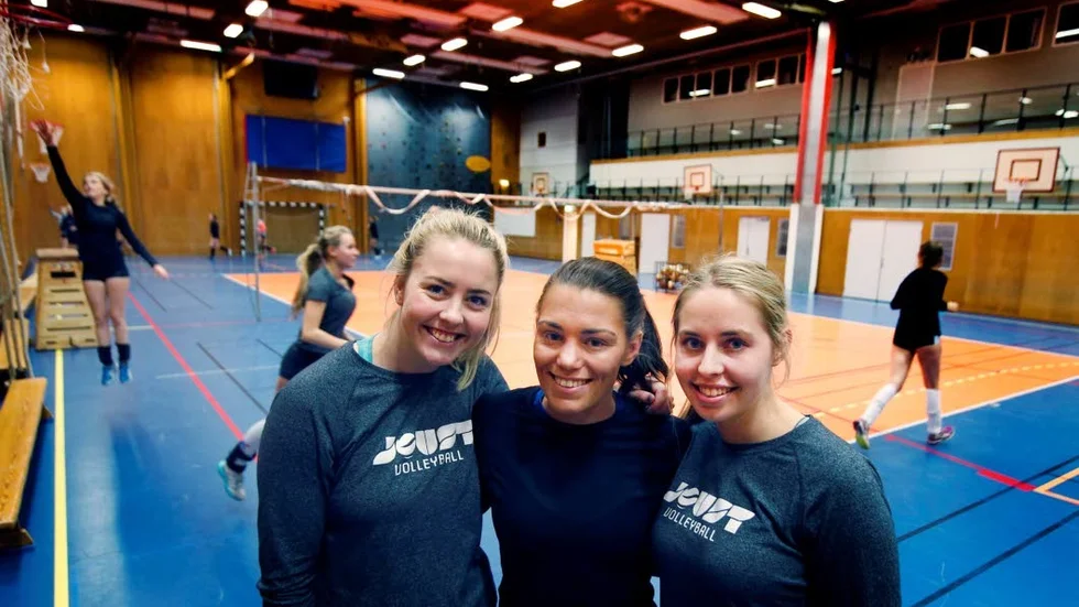 Maddison Britton, Nikki Bishop och Allison Youlten har varit med och spelat LVC till serieseger i division 1. Nu väntar, kanske, elitserien.