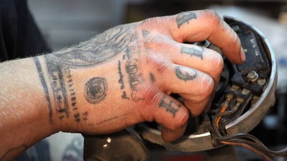 Tatuerad. "Så fort man inte har kostym, är tatuerad och inte ser ut som alla andra så är man kriminell?"