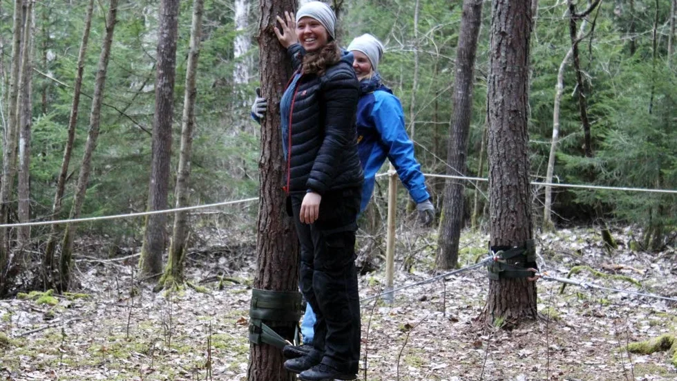 "Lagbanan är i princip omöjlig att gå själv så man får ta hjälp av varandra" säger Hanna som går banan tillsammans med praktikanten Olga.