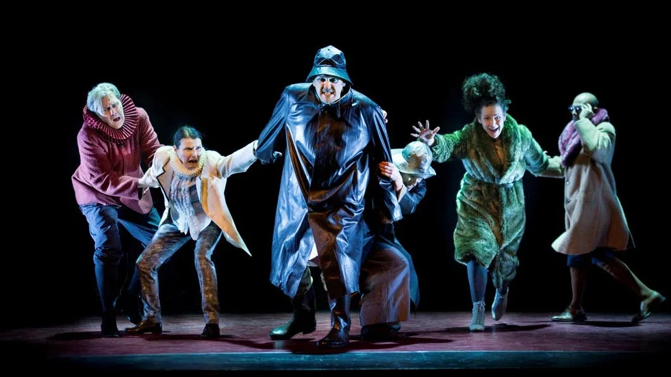 Shakespeare. Mats Jäderlund, Aja Rodas, Linus Lindman, Malin Berg, Hanna Lekander och Simon Rodriguez  i ”Stormen” - en baktung komedi som inte riktigt lyfter.