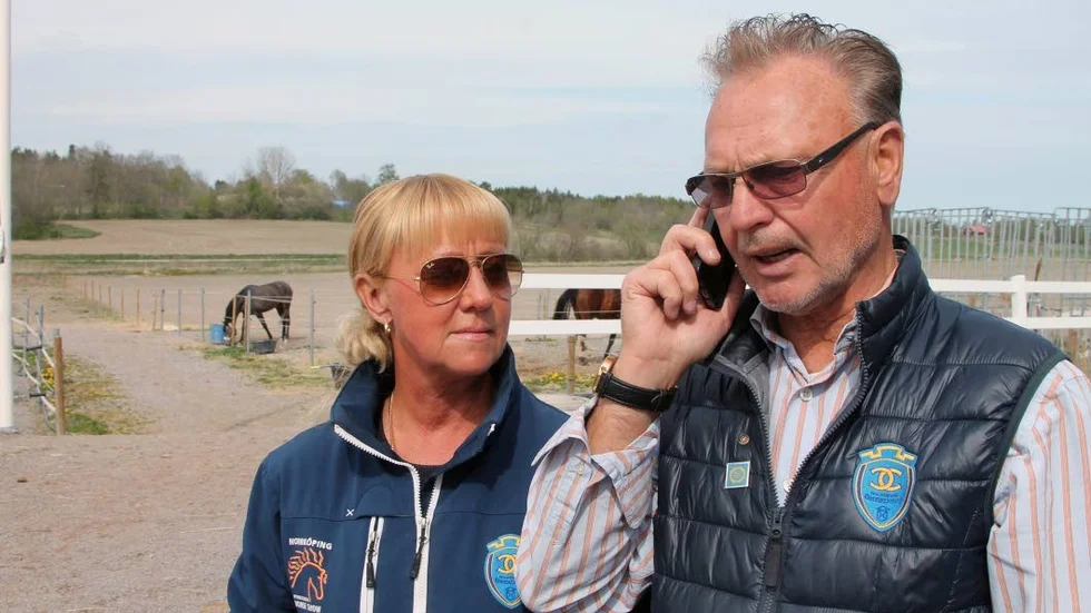 I ett. Telefonen ringer i ett. Claes Pettersson talar om Norrköping horse show. Ännu en leverantör, teaterviskar Carin Pettersson.