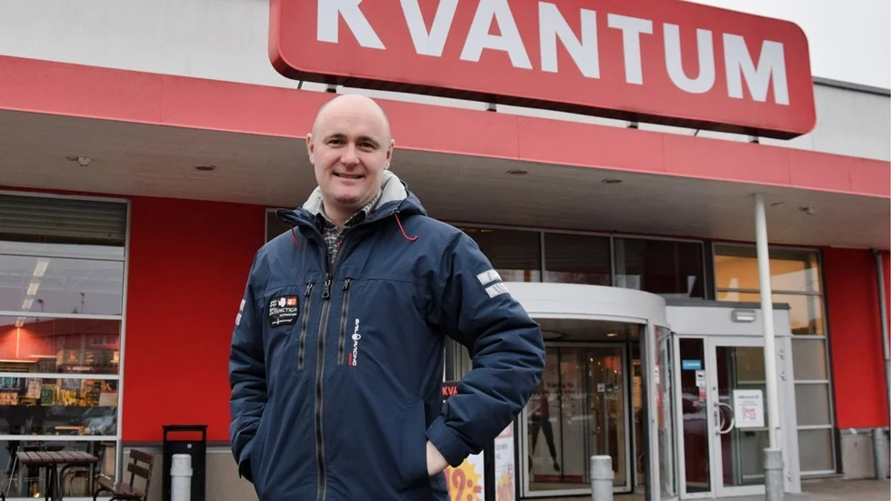 Pelle Lindqvist känner respekt och tacksamhet för vinsten på 14,7 miljoner kronor för butiken i Vimmerby, varav fyra miljoner kommer från omsatta placeringar och som satsas i en pågående förnyelse av butiken.