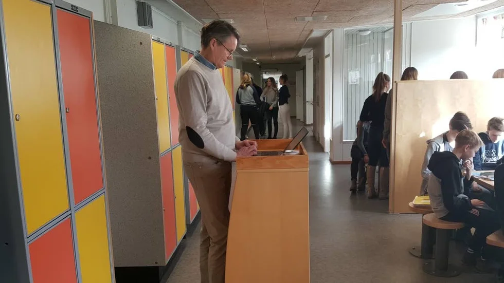Så här börjar rektorn Magnus Wallén de flesta av sin morgnar, med datorn uppfälld mitt i korridoren. "Jag står här för att komma nära eleverna, för att få en personlig relation till dem, så de känner att vi är ett lag, så jag inte bara blir en expeditionsfigur."