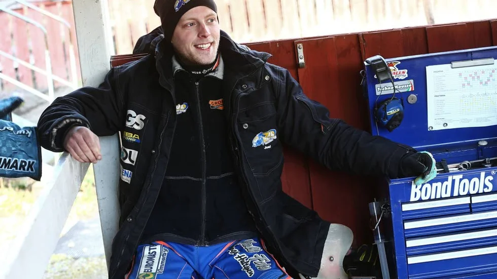 Förra sommaren kraschade Joel Larsson och skadade sig illa i en olycka med en traktor, på en speedwaybana. nu är han tillbaka i Piraterna igen.