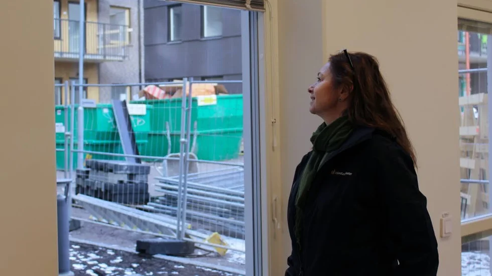 Utsikt. Än så länge är det mest byggprylar utanför fönstren, men Kerstin Warvsten konstaterar att det blir en fin miljö så småningom.