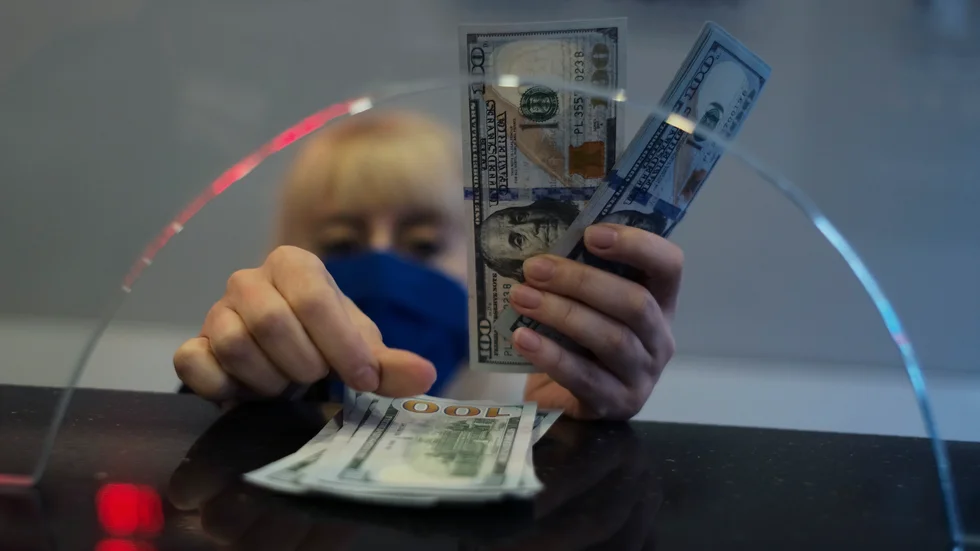 Experter varnar för att beslutet att frysa dollartillgångar för Rysslands centralbank kan slå tillbaka mot USA:s ekonomi då det kan få andra centralbanker att rata valutan som osäker. Arkivbild