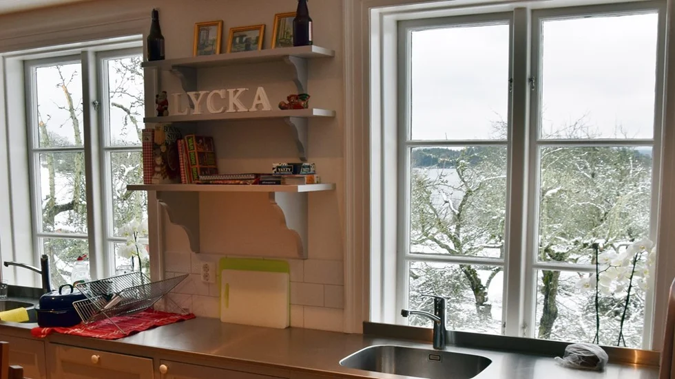 Från det nya köket har de en härlig utsikt som vetter mot Åsunden och parken bakom huset.