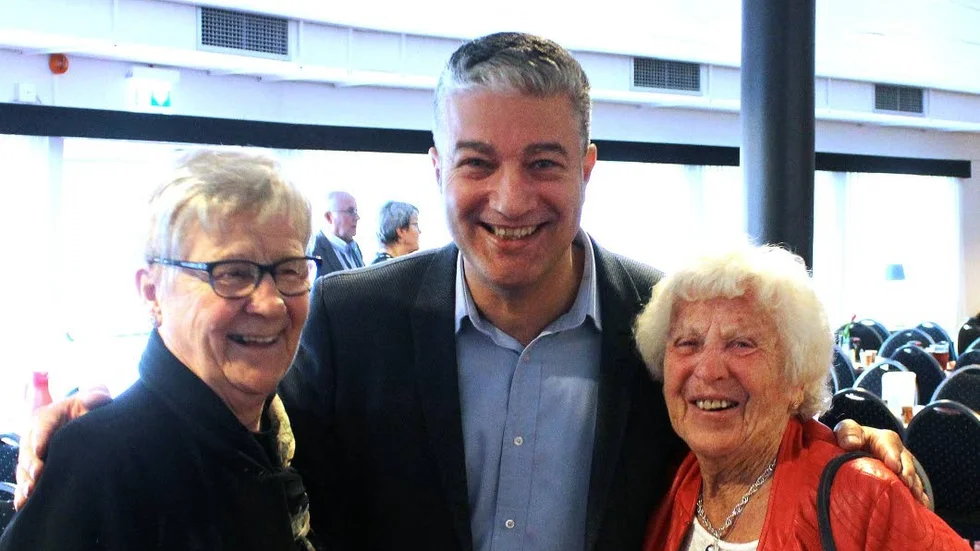 Många leenden. Georgis Touma med glada besökare.