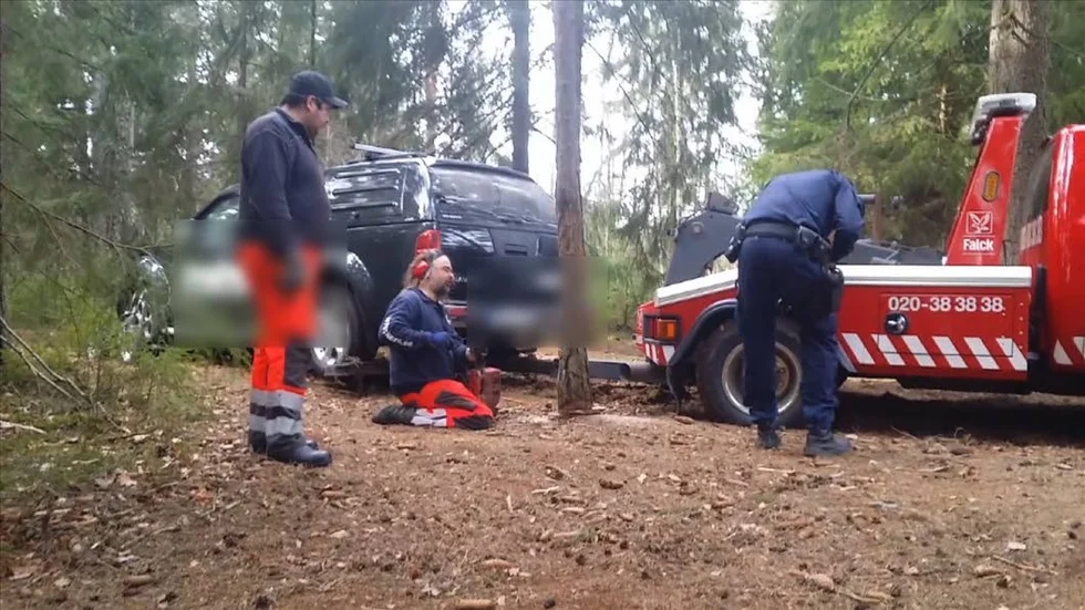 Bärgning. För att kunna bärga den stulna bilen behövde man fälla träd.
