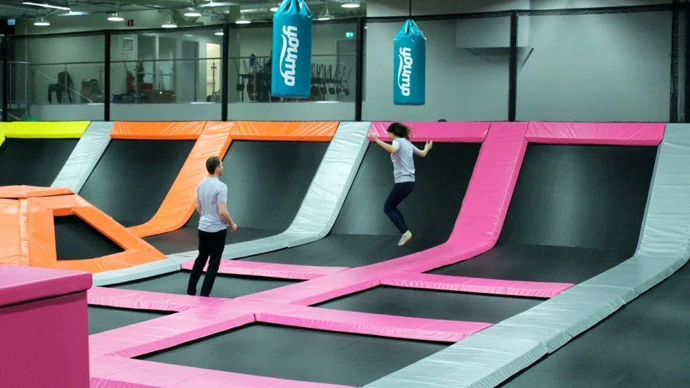 Trampoliner. Platschef Åsa Tello Mateo hoppar tillsammans med en av initiativtagarna, Tobias Larsson.