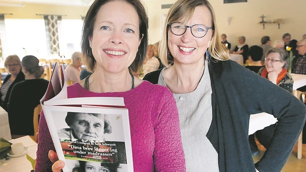 Sara Schwardt med boken i handen tillsammans med Anna Mellergård, kulturproducent i KAiM. Foto: Roelof Stroetinga