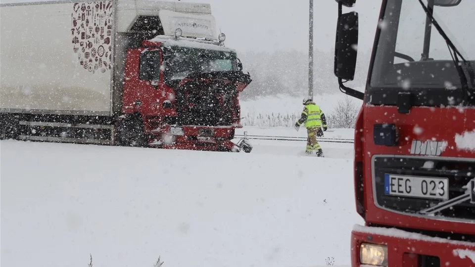 Strax efter 08.30 inträffade en trafikolycka vid norra infarten till Mörlunda och stängde också den för trafik.