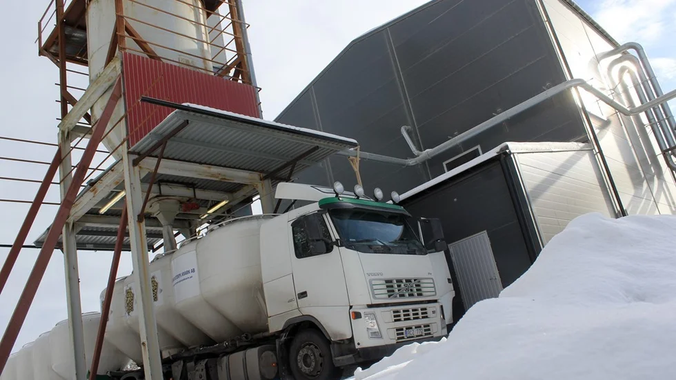 Första leveransen pellets från Stockhorvan till Frödinge Mejeri, som helt och hållet gått över till förnyelsebar energi. Initialt kan det komma att handla om 780 ton pellets som ska användas i tillverkningsprocessen.