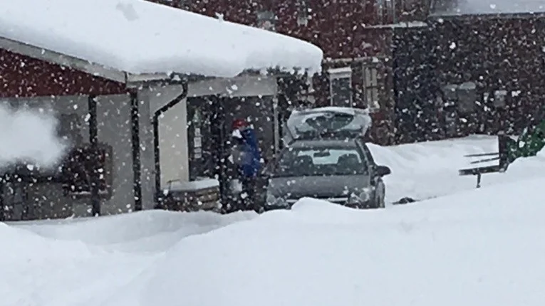 Mjölkbilen har sig inte fram i snön. men den som vill kan hämta mjölk...