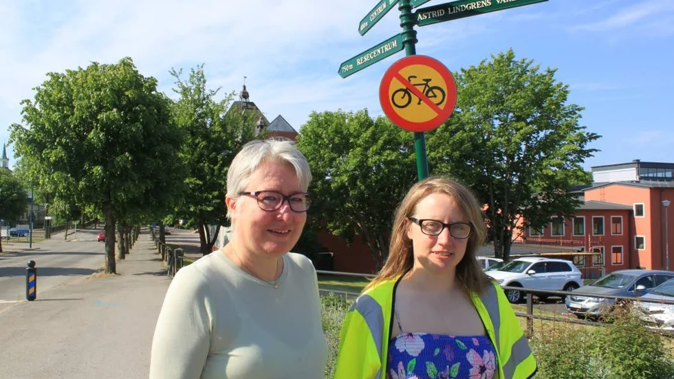"Man cyklar nog av tradition, eftersom det var cykelbana här förr", tror Jannika Larsson, Trafiksäkerhetsrådet och trafikingenjör Maria Åkerö.