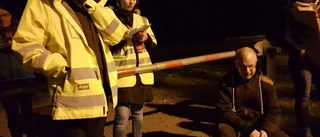 De går i mörkret för tryggheten