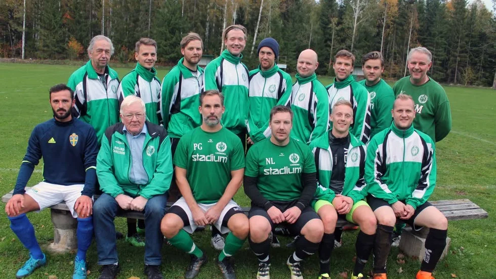 Spelare och ledare och tänkbara nyförvärv i Ledbergs IF är samlade för oktoberträning på Odenvallen. Nästa år blir det division 5-fotboll.