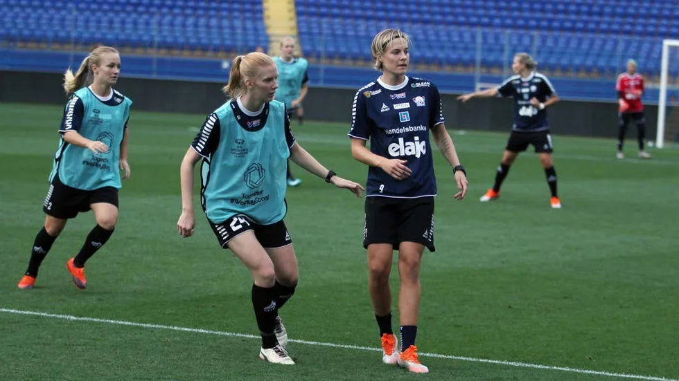 Linn Bogren fick ta på sig väst på tvålagsspelet på matcharenan.