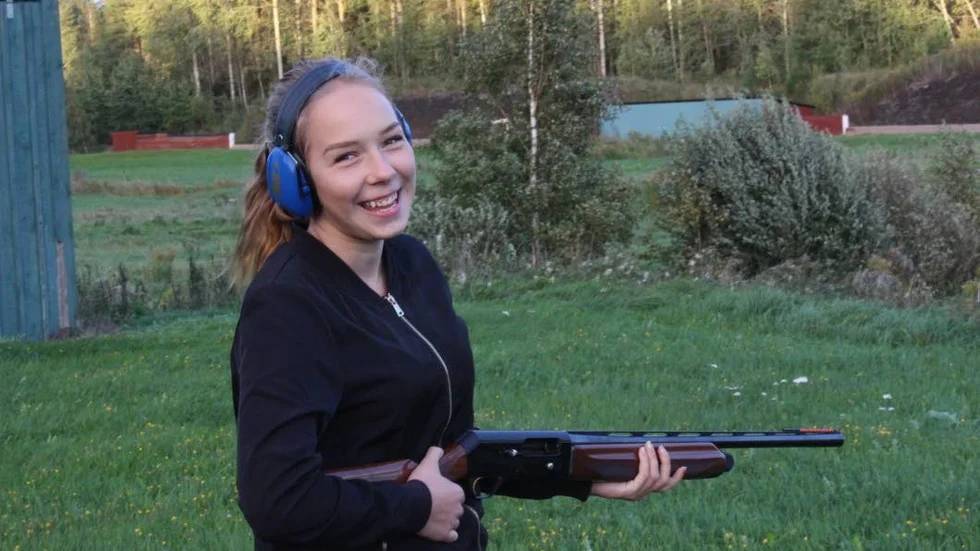 Mikaela Hjalmarsson med ett hagelgevär.