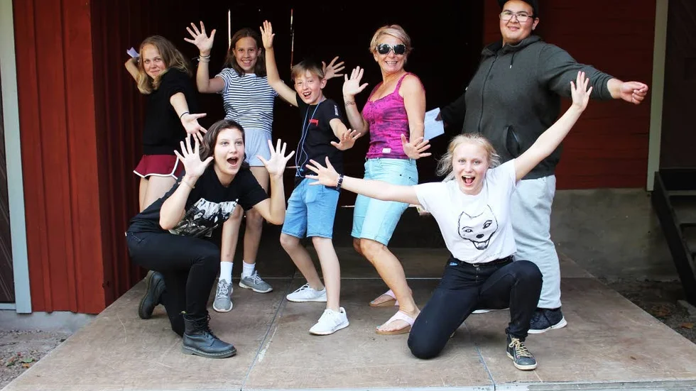 Övre raden: Molly Ljung, Evelina Schölin Bevonius, Måns Triches, Christine Eddeborn och Josef Eladelli. Nedre raden: Saga Kustvik och Agnes Hedlund.