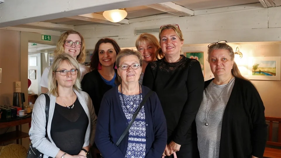 Kinda Konstförening bjöd i lördags in till vernissage, ordförande för föreningen Madeleine van Nigtevecht och styrelsen hälsade välkomna. Foto: Erica Månsson
