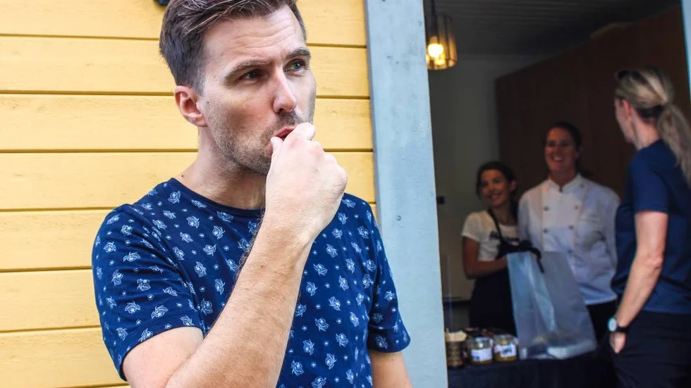 Andreas Widén äter upp en pralin med champagnesmak. De besökte Lilla Pralinen i går också, men behövde redan fylla på med fler.