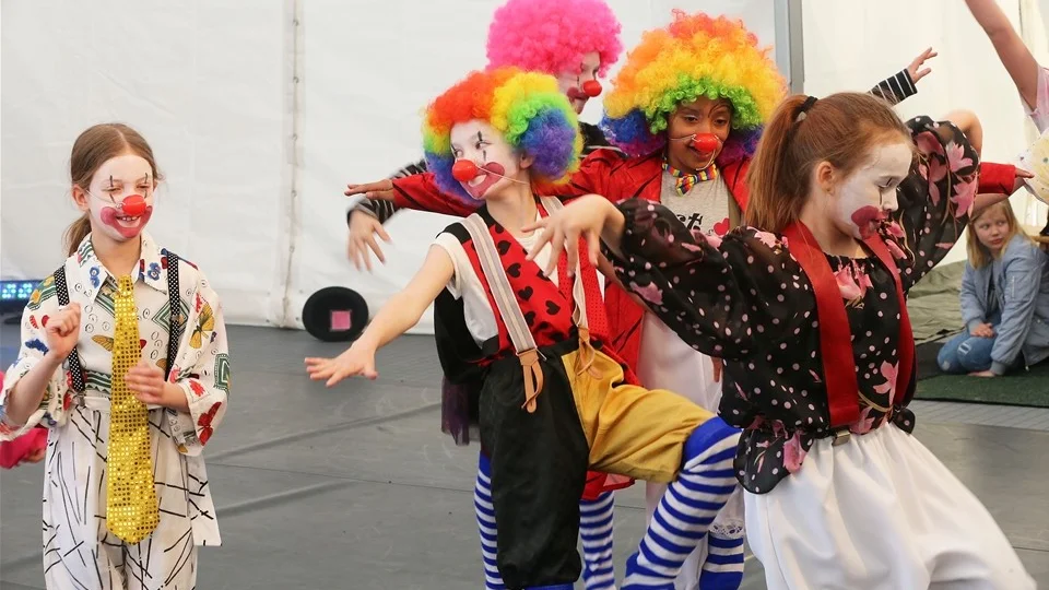 *Bildtext9
Hästar, Balett 5-6 år. Foto: Roelof Stroetinga
 
*Bildtext10
The freaks, Dansprofil år 2. Foto: Roelof Stroetinga
 
*Bildtext11
Enhörningar, Streetjazz 09-10. Foto: Roelof Stroetinga