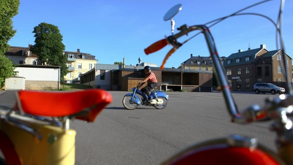 Mopedklubben Ösjö 2-Takt samlas varje torsdag bakom gymmet.