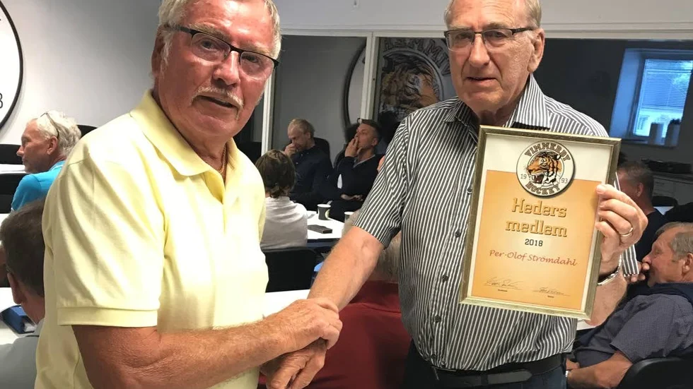 Sten Karlsson välkomnar Per-Olof Strömdahl, en av två nya i den exklusiva skaran hedersmedlemmar i Vimmerby Hockey.
