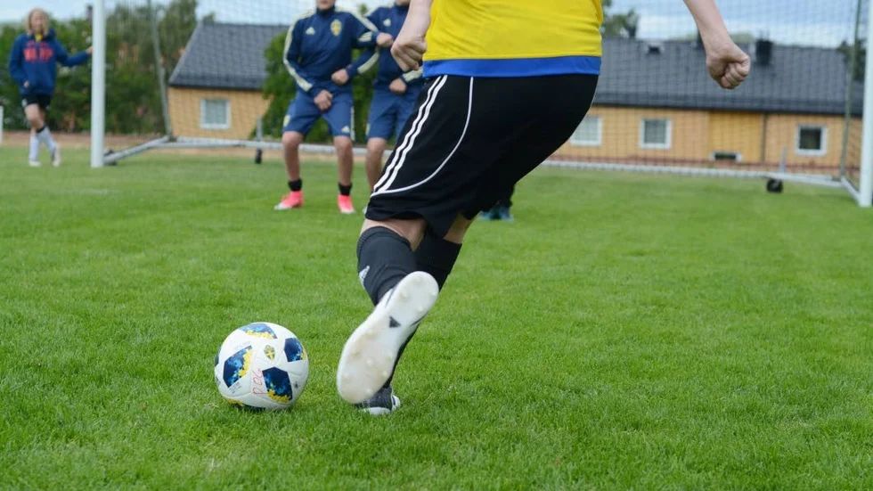 Det hinner sparkas många bollar under fotbollsskolan
